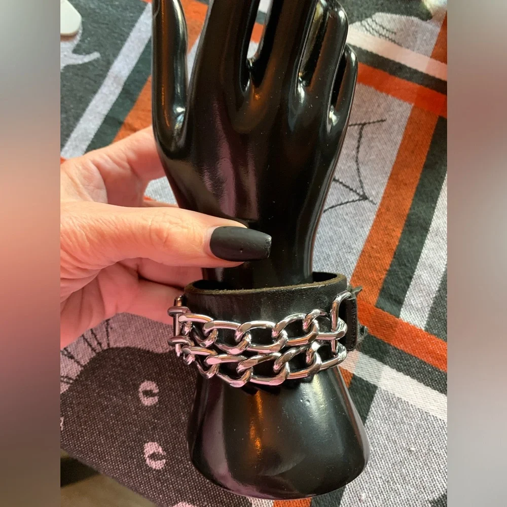 Silver Chain Black Bracelet in great condition 9 inch long with snap. - Picture 1 of 4